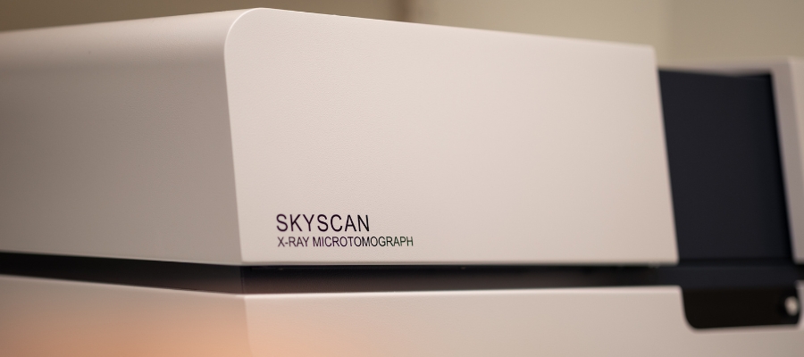 Skyscan 1275, ett högupplösande mikroCT-instrument från Bruker som används för karaktärisering och 3D-bildbehandling av skelettet.